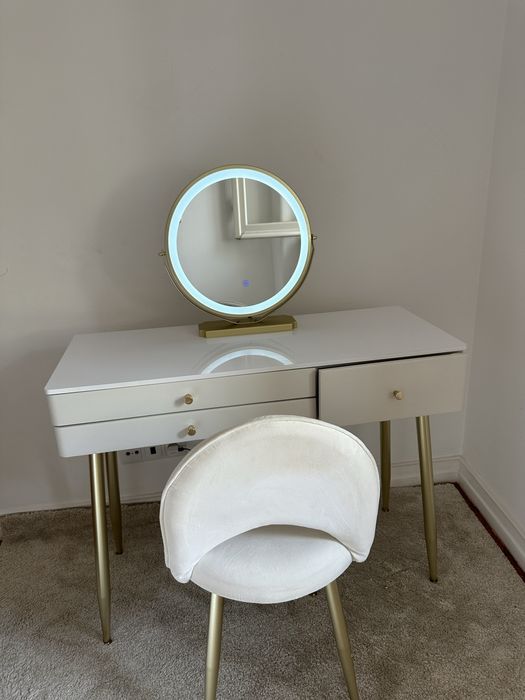Mesa Pentiadeira  com cadeira