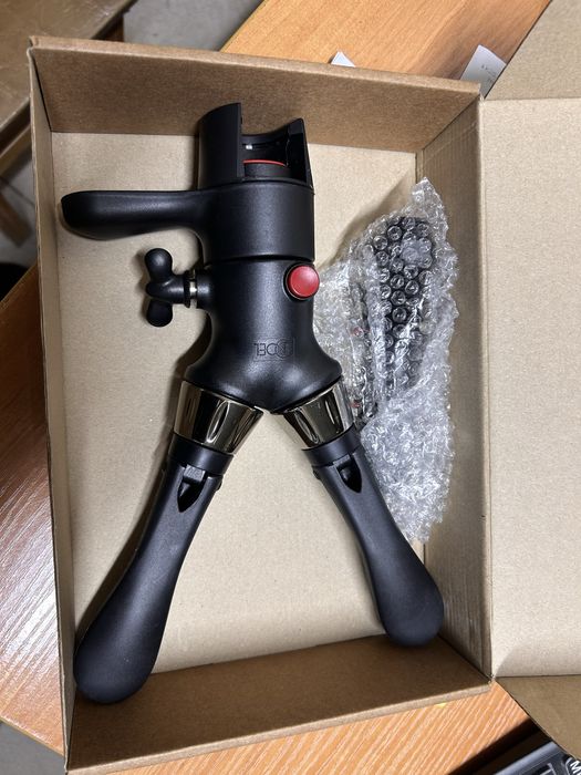 ПРОДАМ Холодильную Витрину! Пивное оборудование!  Полка для сигарет.