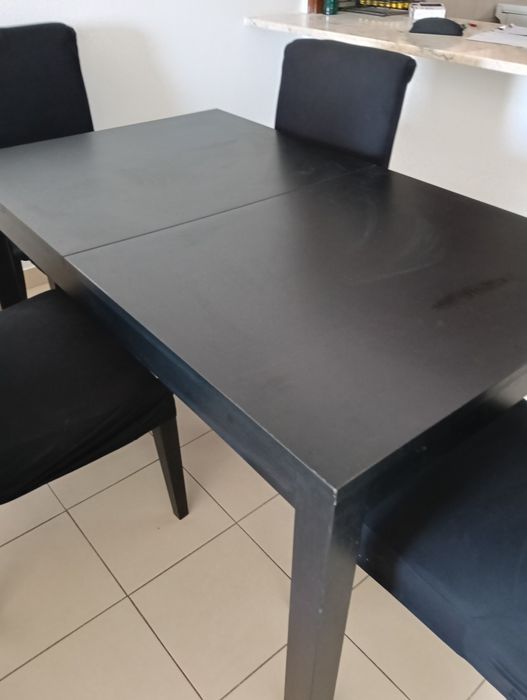 Conjunto de cadeiras e mesa