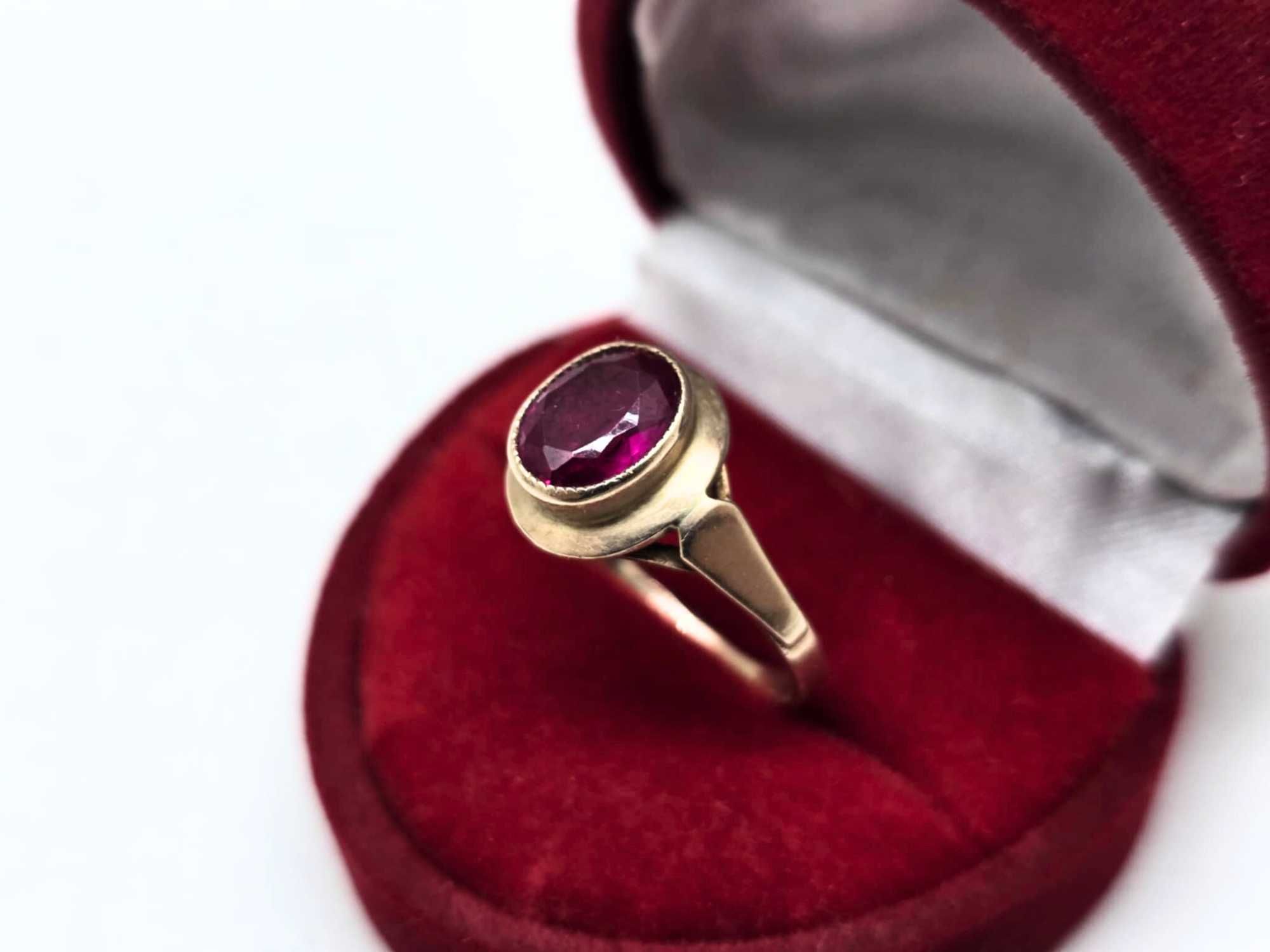 Elegancki złoty pierścionek z czerwonym oczkiem 585 – 3,19g, r.19