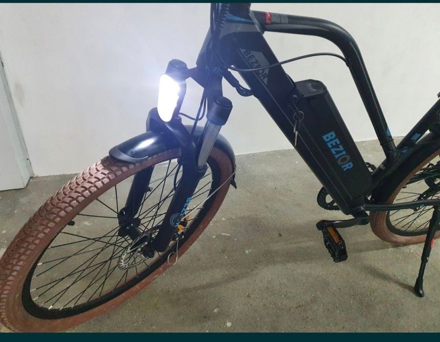 Bicicleta elétrica preta