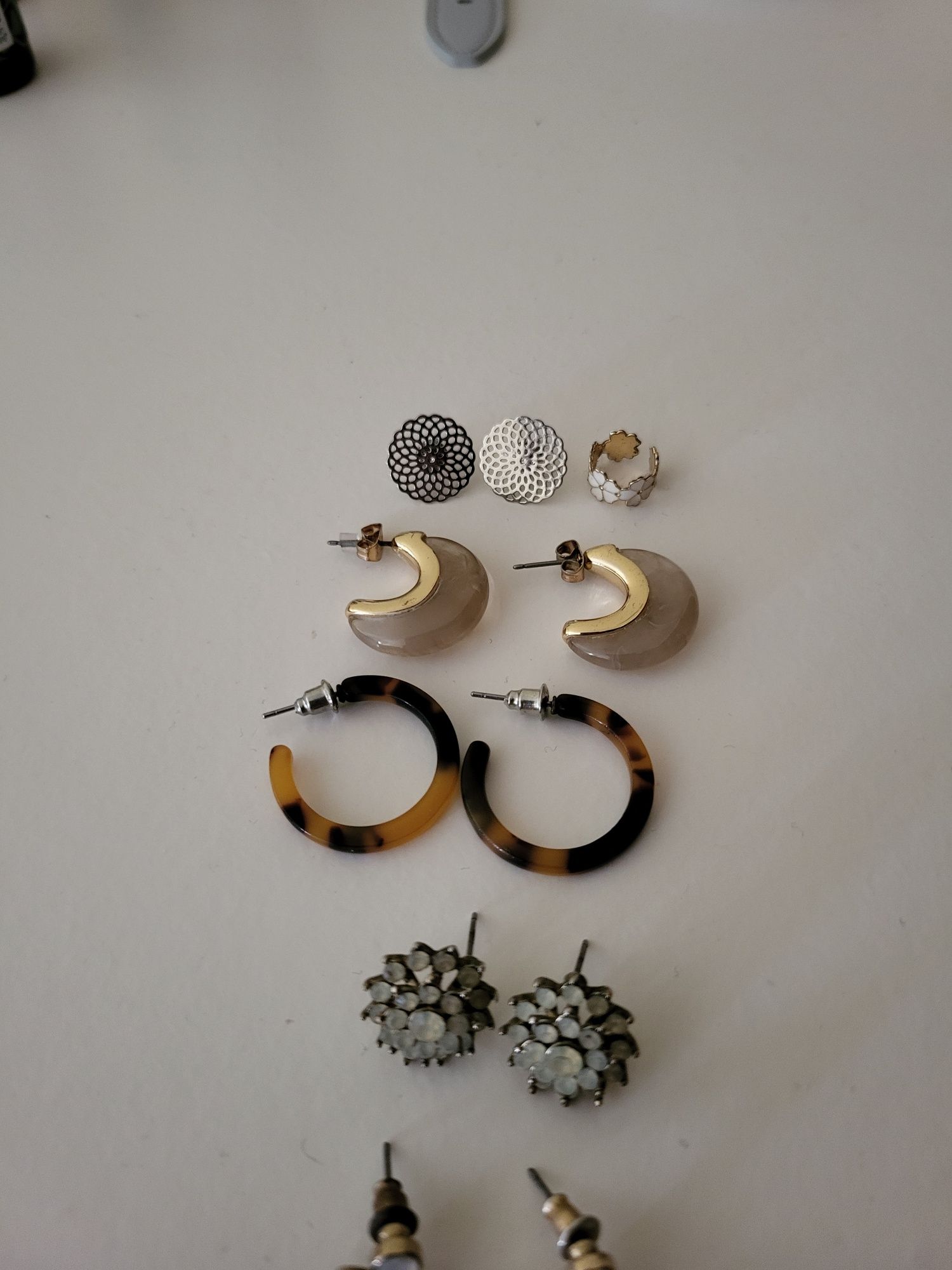 Pares de brincos e earcuff