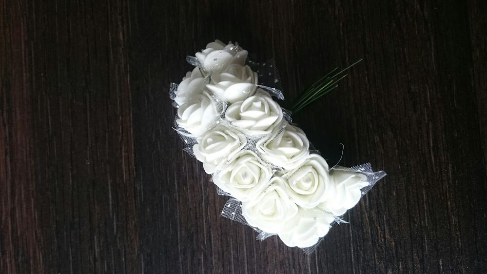 Małe, białe ozdobne kwiatki różyczki z koronką 12szt/5,60zl kompozycje
