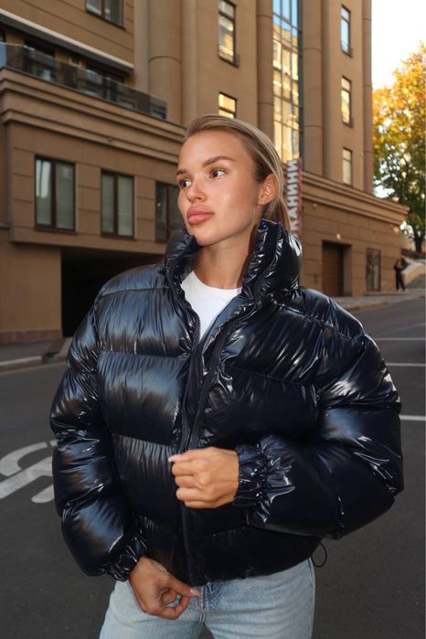 Темно-синій лаковий пуховик