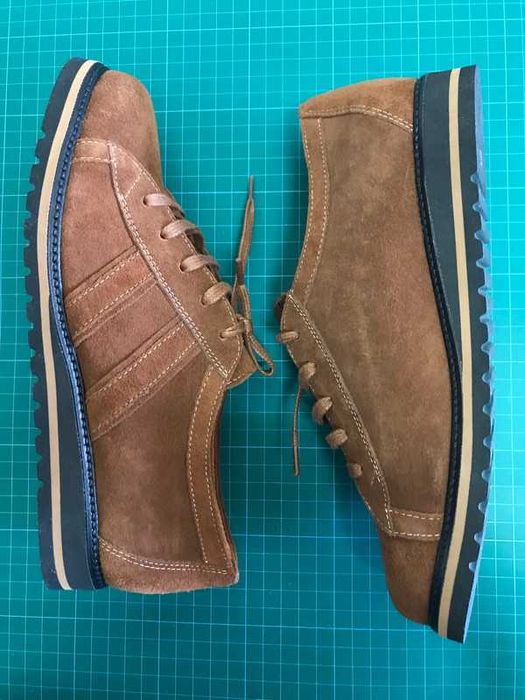 Sapatos de senhora (40), desportivos, em camurça