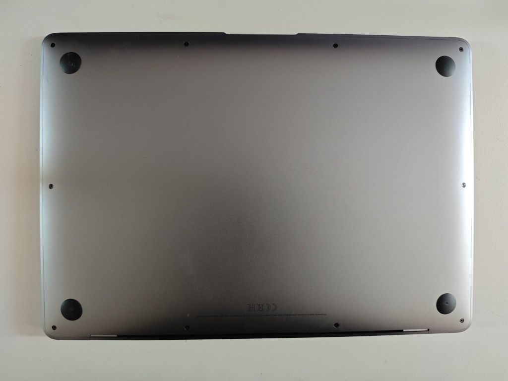 Продам macbook air m1 2020 8/256gb space grey