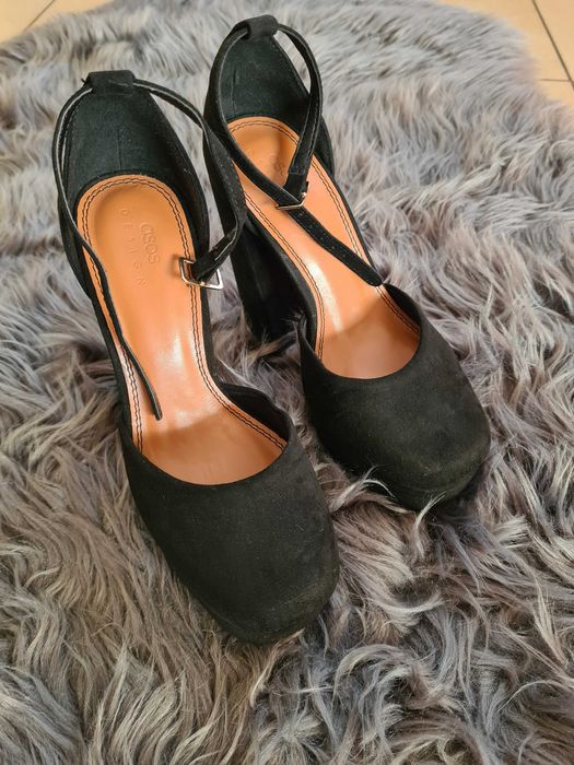 XA71 sandały czółenka asos design 35 czarne zamszowe z paskiem