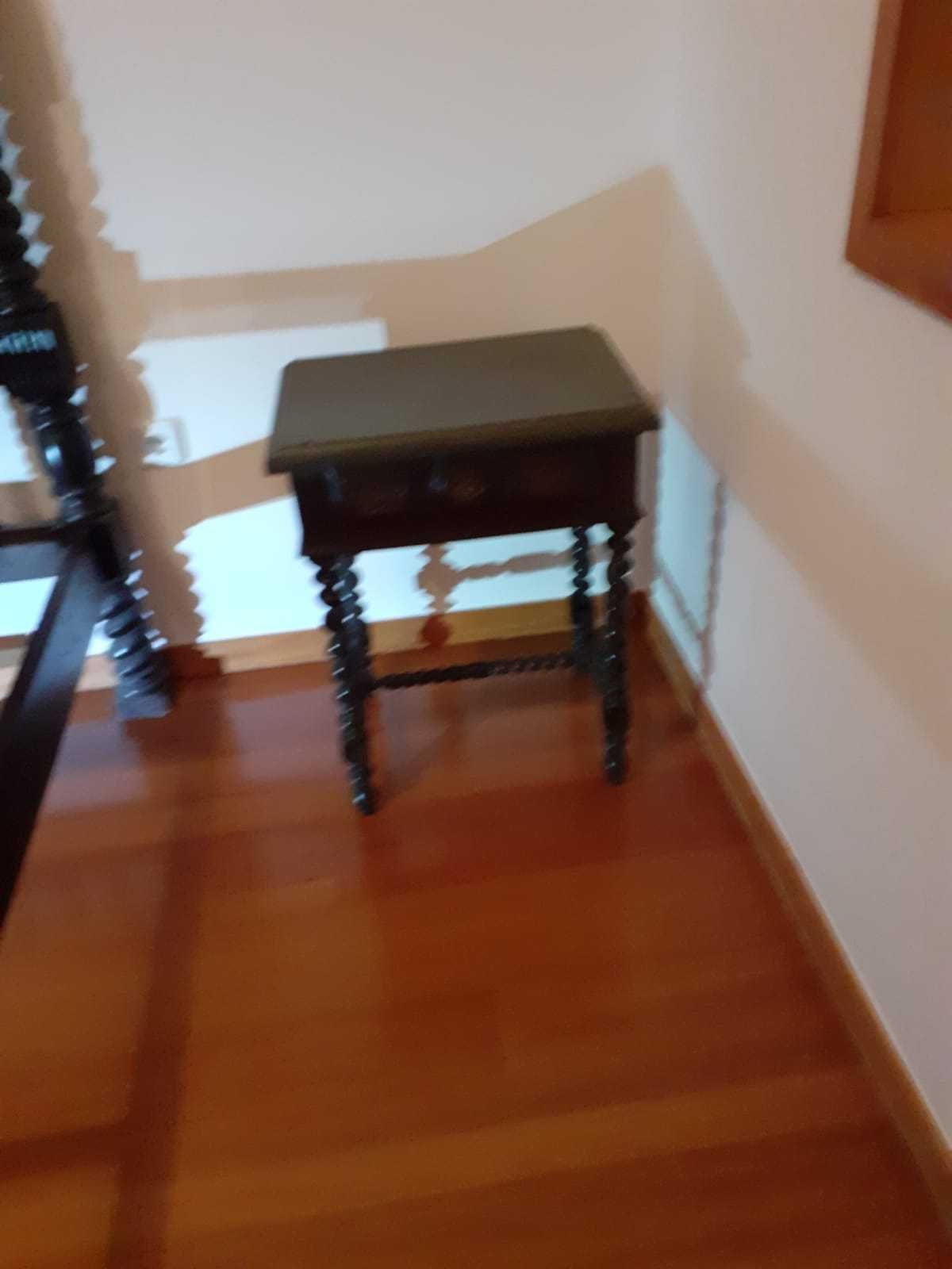 Cama de Casal  em Madeira, com Mesinhas de Cabeceira e Cómoda