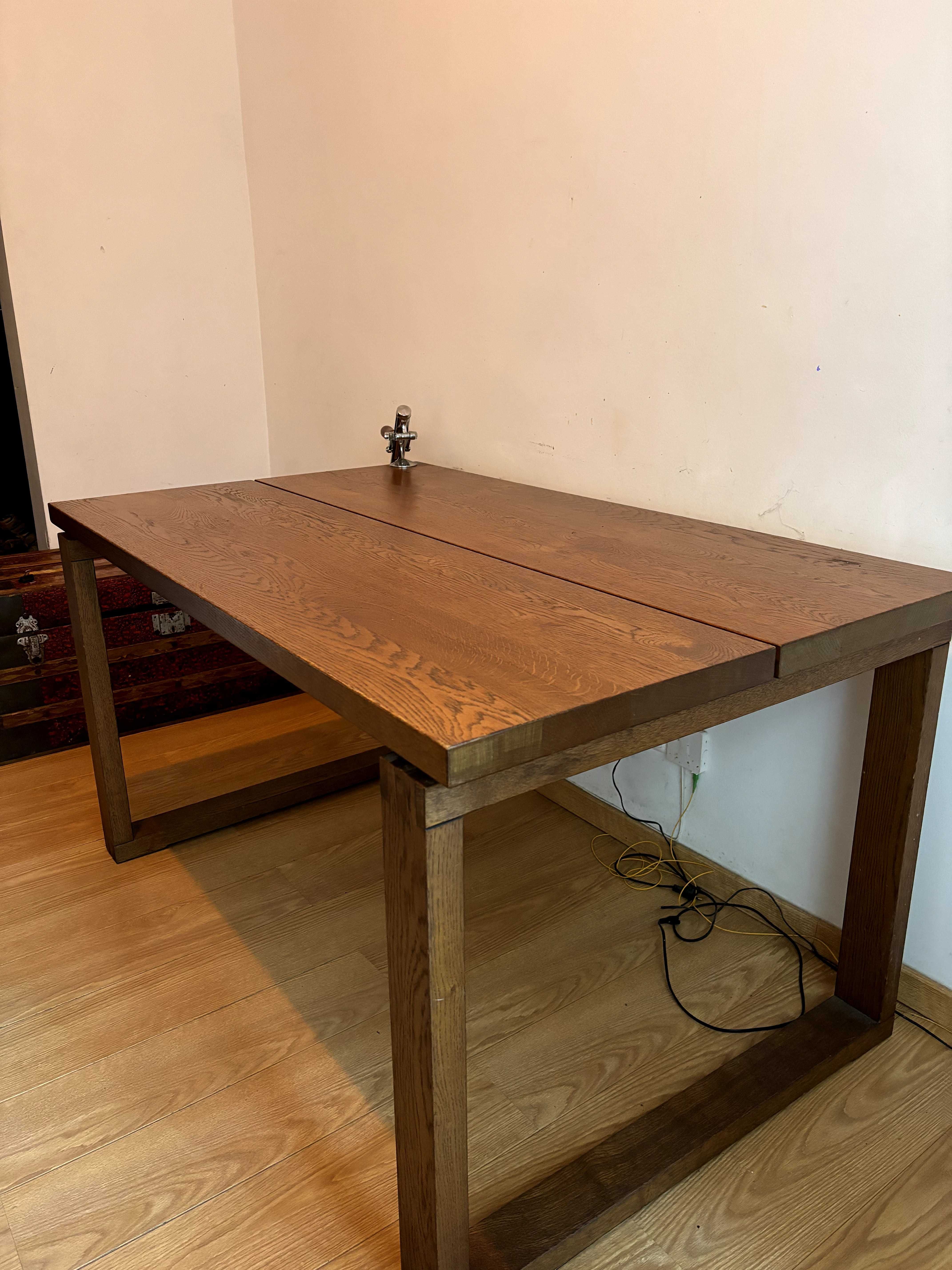 Mesa em madeira (Carvalho) castanha  para 4 pessoas