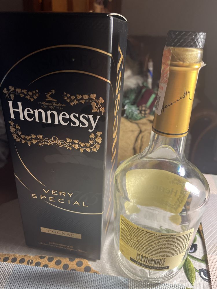 Бутылка и коробка из-под Hennessy VERY SPECIAL