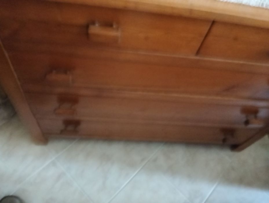 Sofá castanho caramelo e um puf, cómoda em madeira maciça