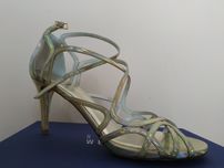 Stuart Weitzman     ..