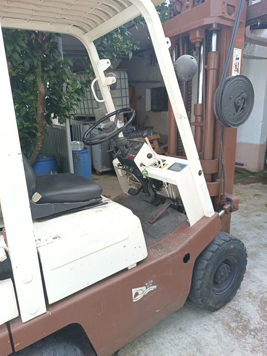 Empilhador Nissan gás e gasolina