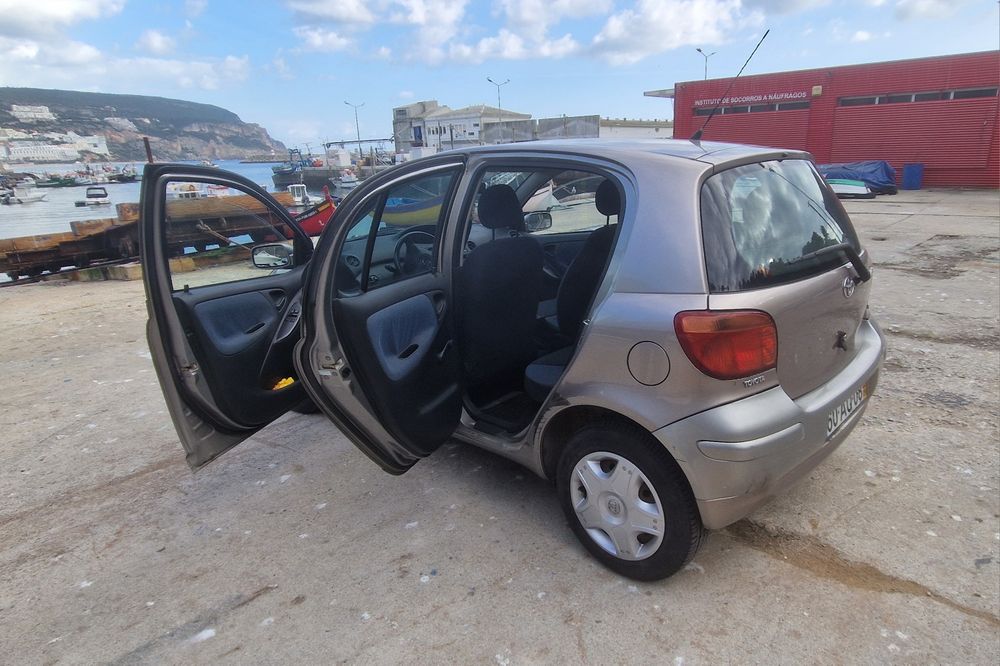 Toyota Yaris VVT-I  63.460KM (Valor Fixo)