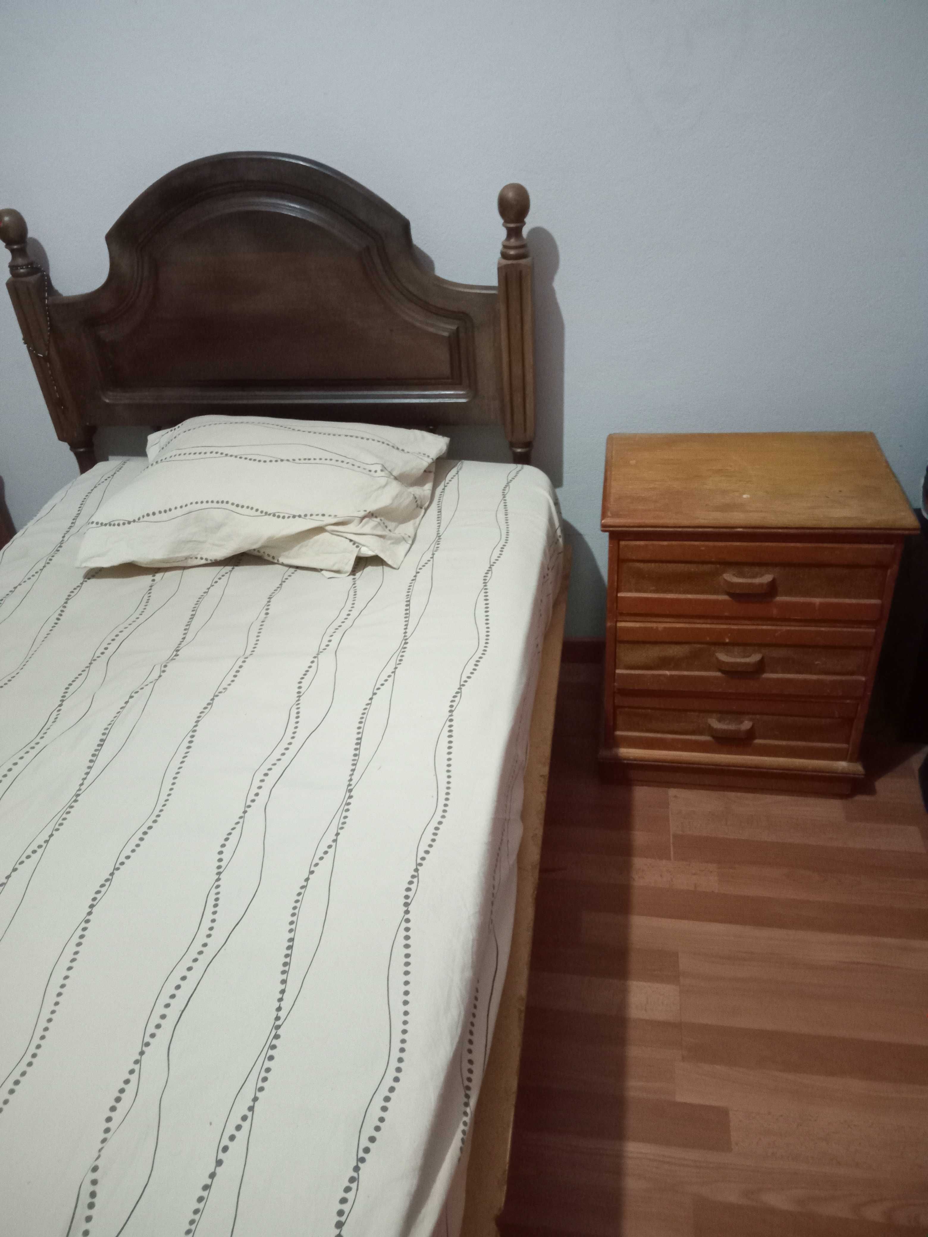 Cama solteiro + mesinhas de cabeceira