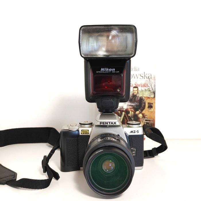 Uniwersalna lustrzanka analogowa PENTAX MZ 5 z lampą  NIKON SB 24