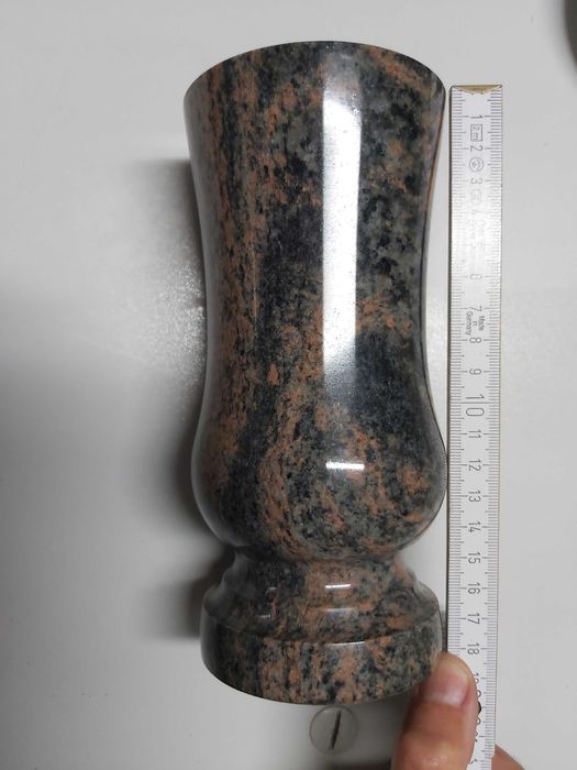 Wazon granitowy, wysokość 18 cm