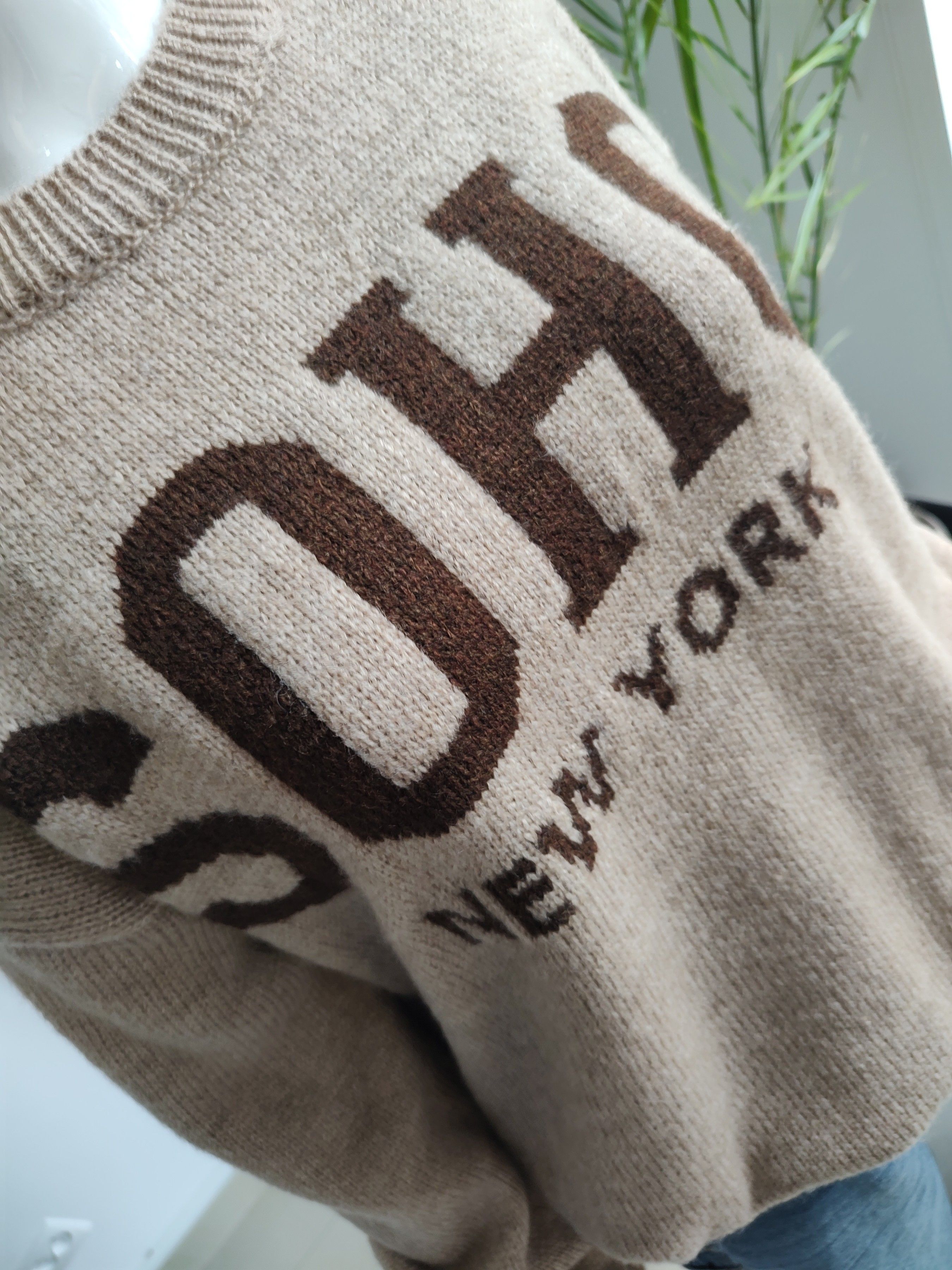 Sweter z napisem Soho - camelowy One size Azara