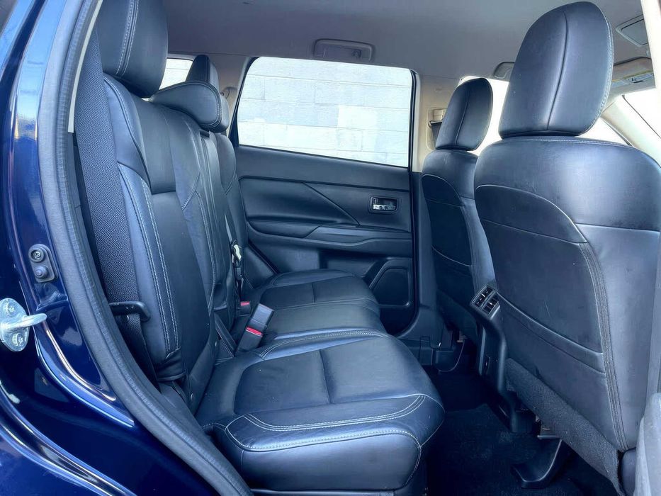 Mitsubishi Outlander Special Edition S-AWC      2020