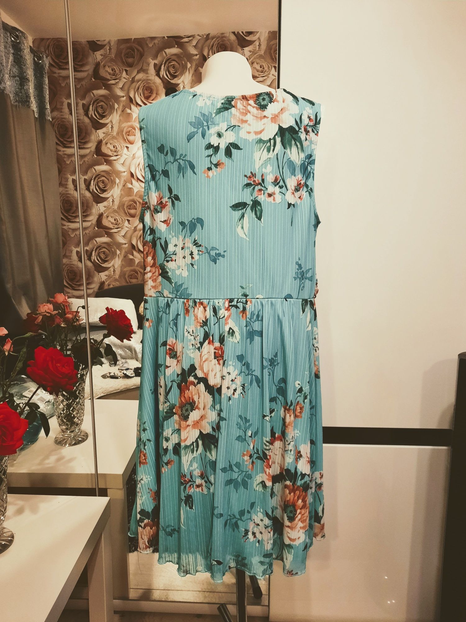 Nowa sukienka z siateczki w kwiaty, guma w pasie roz. 50