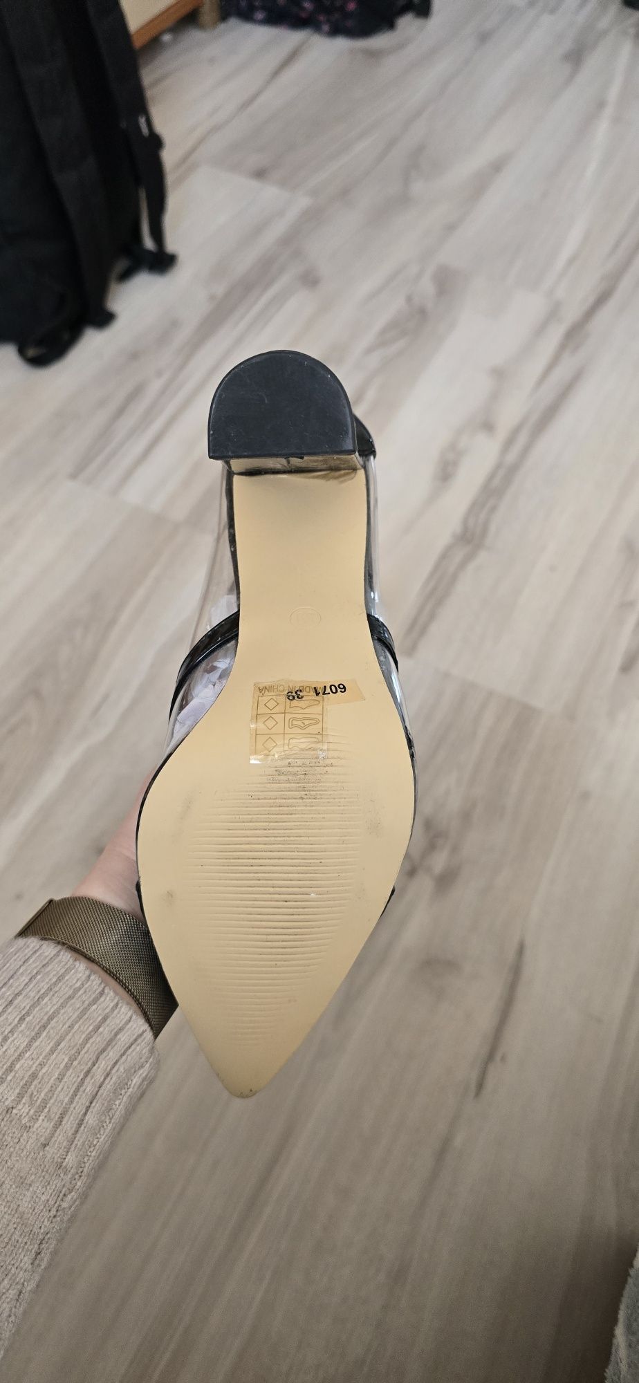 Czarne buty na obcasie