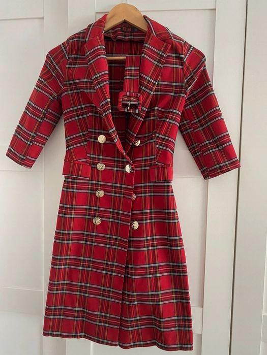 Sukienka dwurzędowa z paskiem