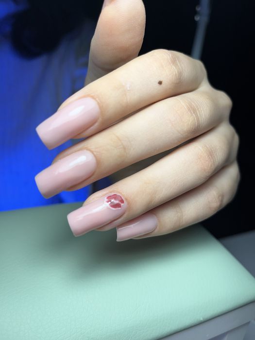 Манікюр Львів.