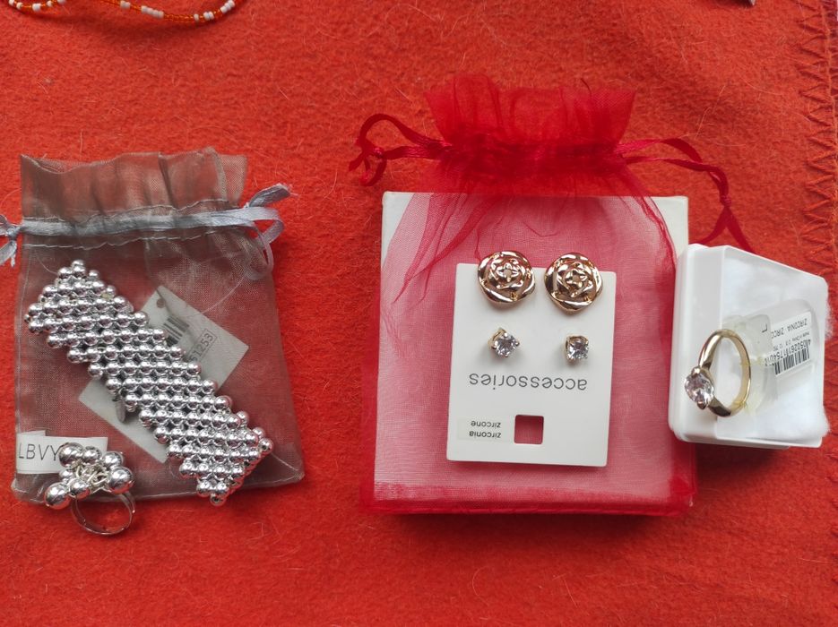 Біжутерія нова і старовинна Намисто Брошка