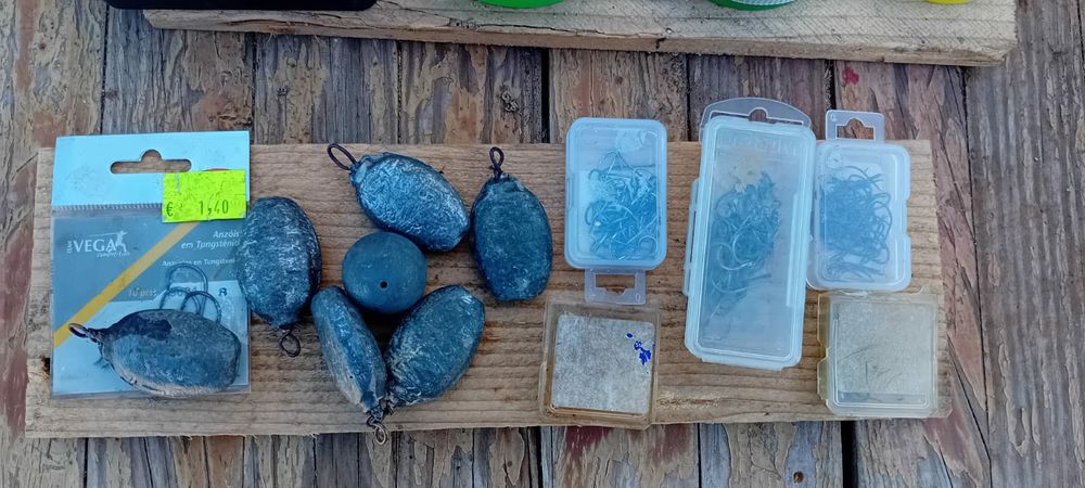 Conjunto anzóis, chumbadas, massa lubrificante para canas