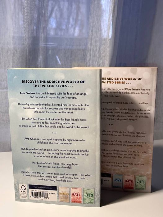 Книги «Twisted love» і «Twisted game» англійською мовою