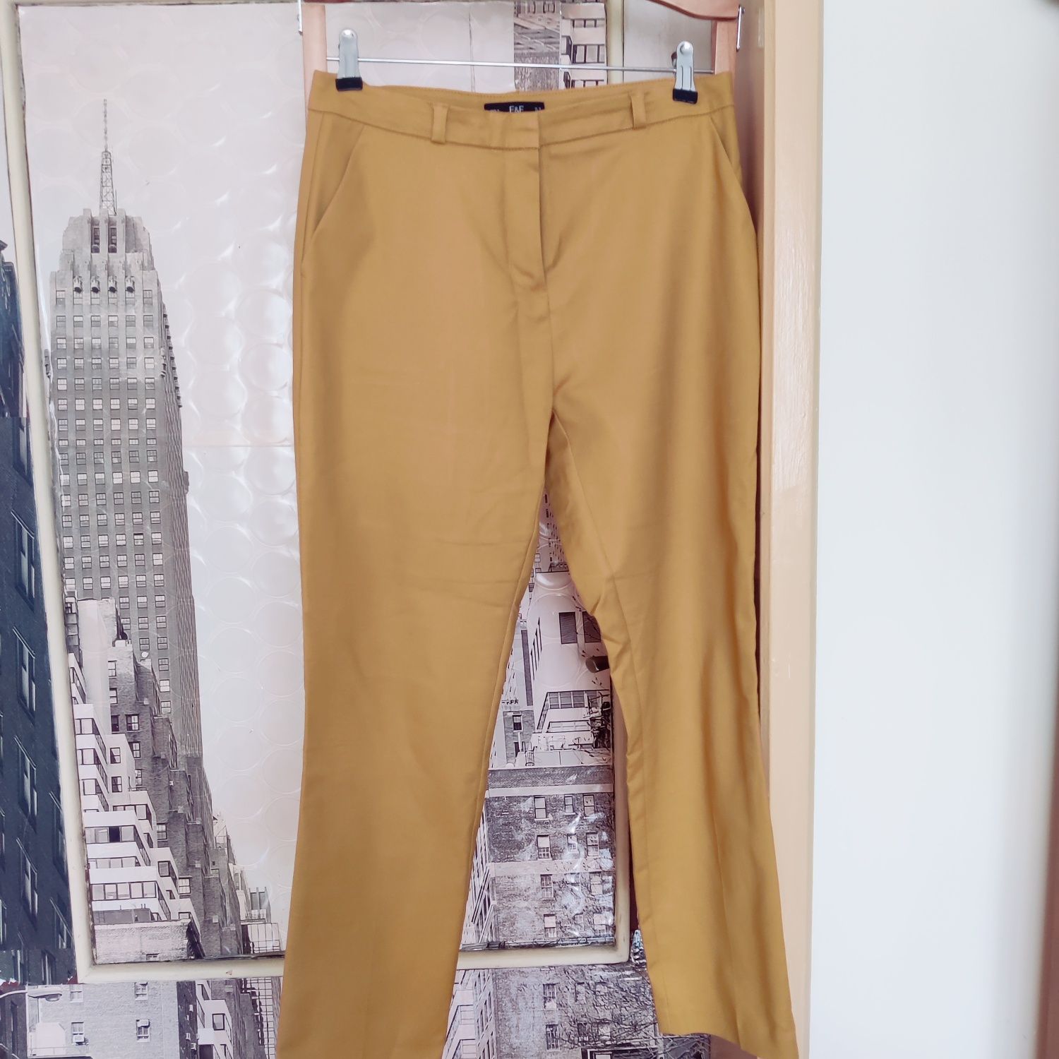Spodnie w kolorze musztardowym