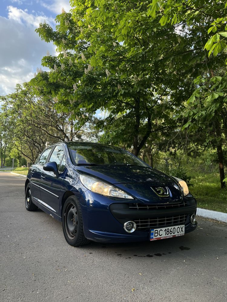 Машина Peugeot 207 2006 рік