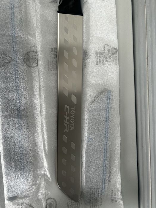 Aluminiowe listwy na progi Toyota C-HR 16-23r ORYGINALNE