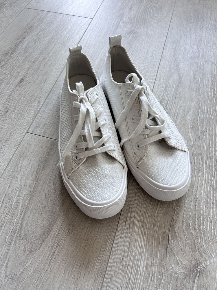 Белые кеды Bershka 39 размер