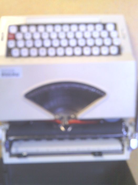 Maquina de escrever Messa 2002 com tampa tipo mala