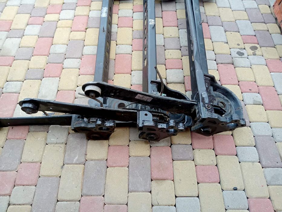 В наявності 50 шт.Передня і Задня балка,пружини,фаркоп Vivaro, Trafic.