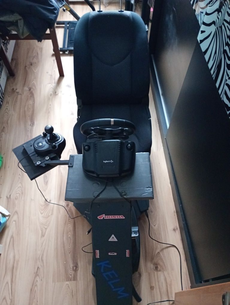 Siedzenie pod kierownice+ Kompletna kierownica Logitech G920