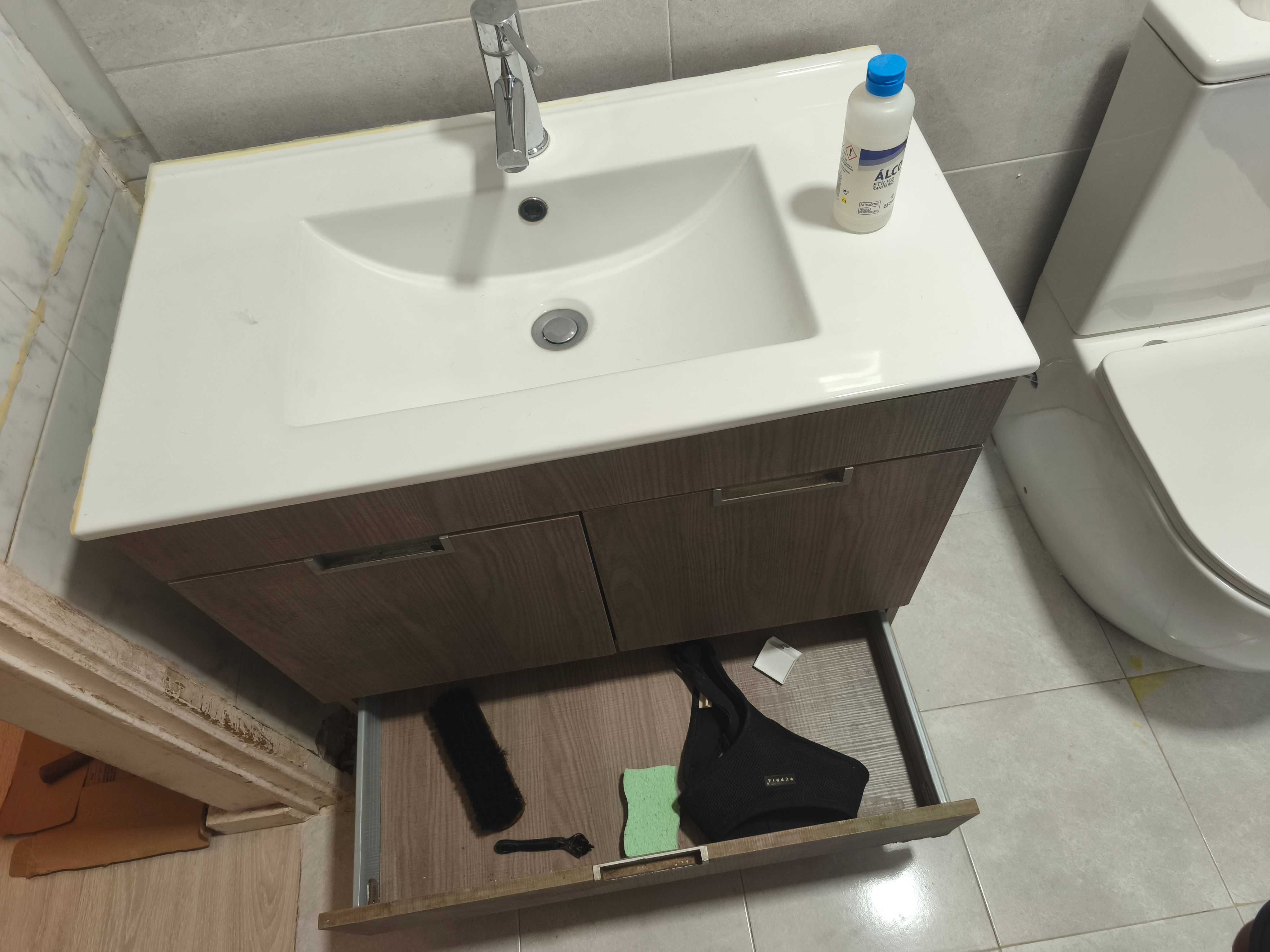 Vendo móvel de casa de Banho com lavatório.