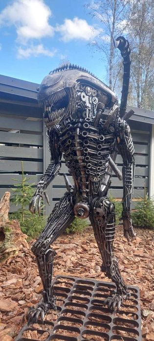 Obcy alien kosmita rzeźba metaloplastyka art złom metal loft design