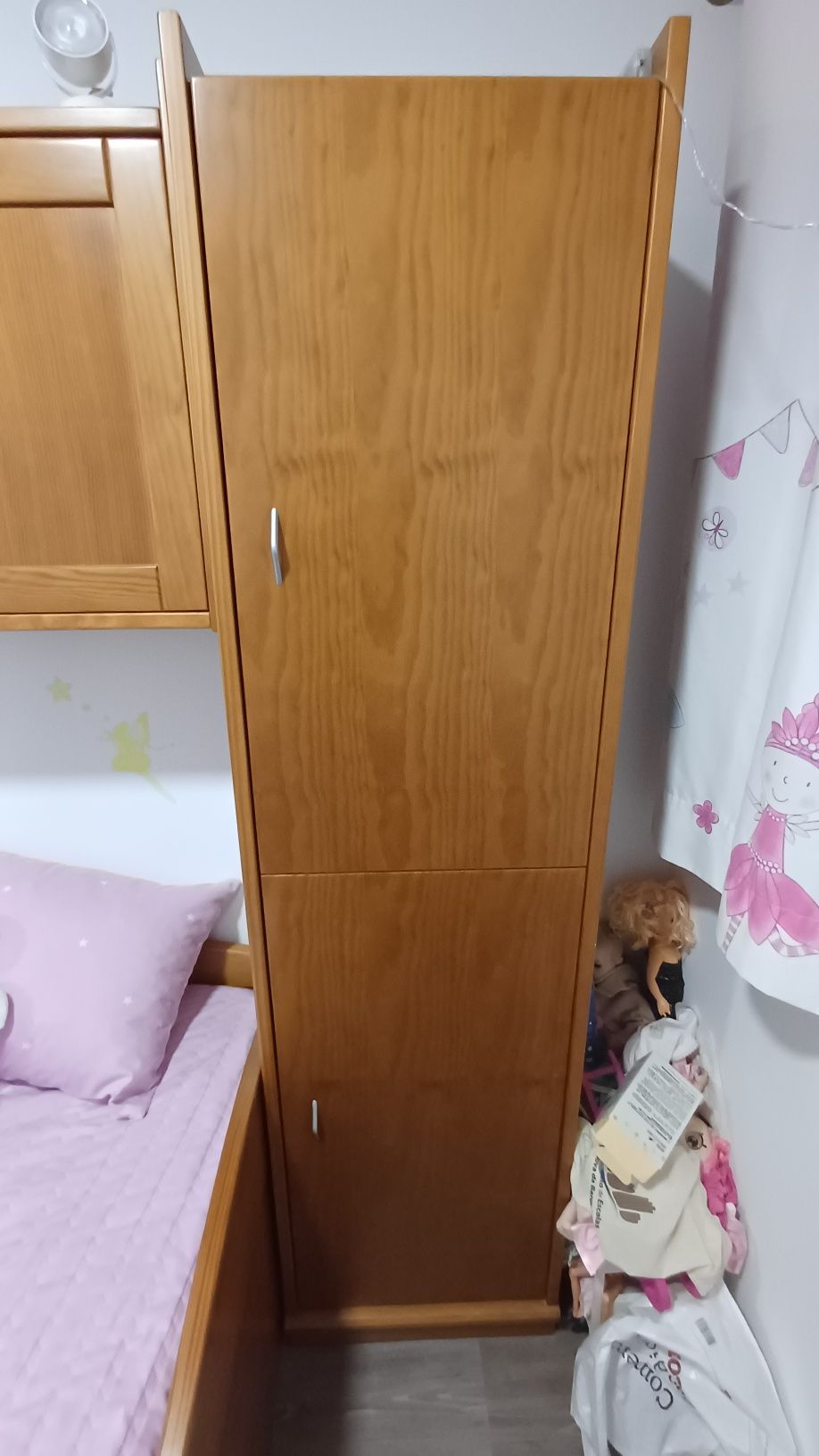 Mobília quarto / estudio, com 2 camas, em excelente estado.