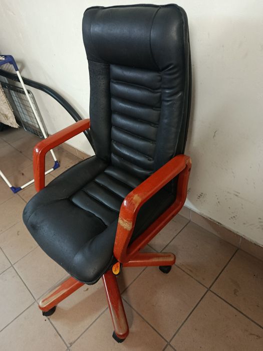 Krzesła gemingowe i antyk z PRL-u