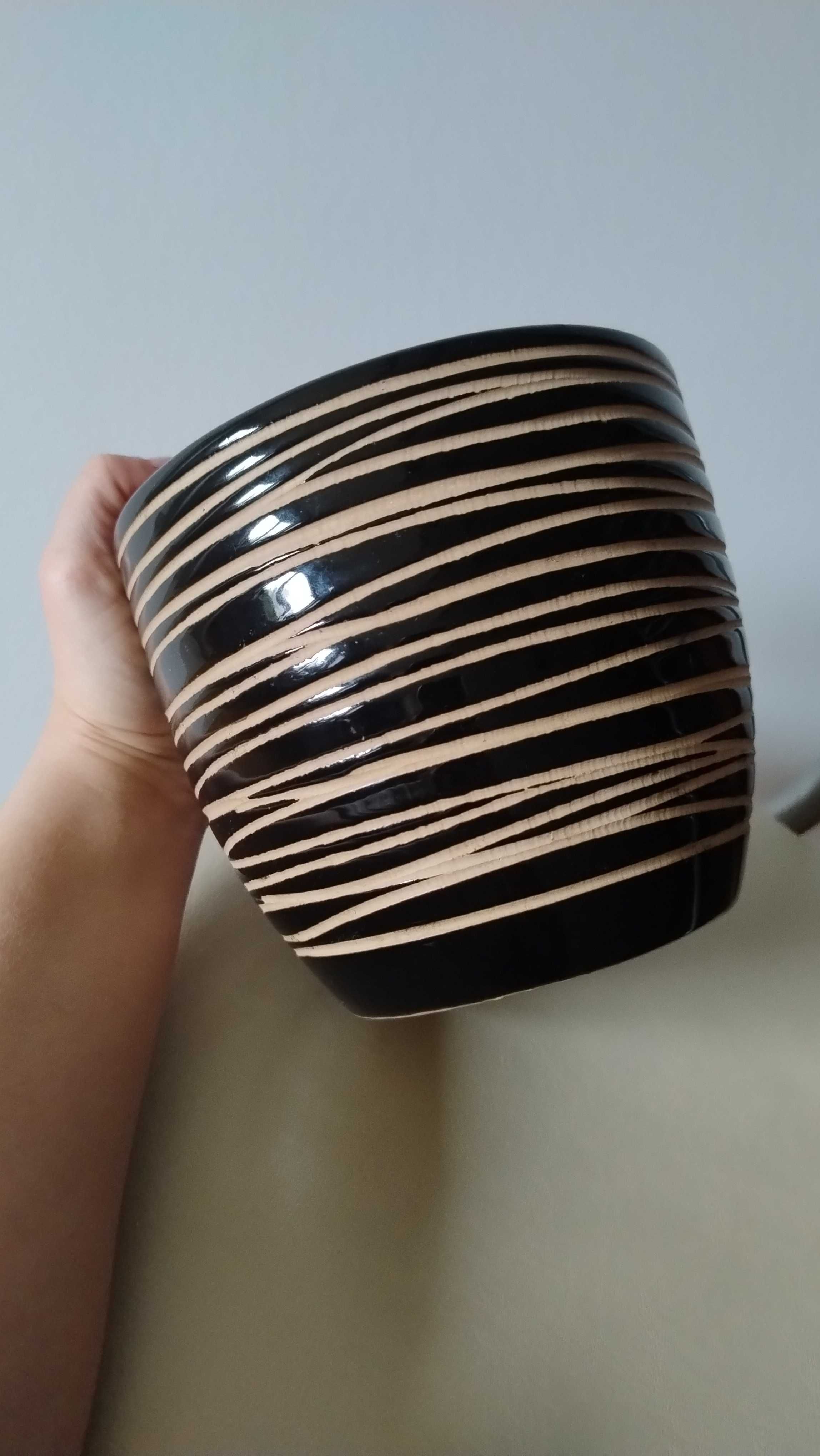 2 ceramiczne doniczki/osłonki w czarnym kolorze w paski