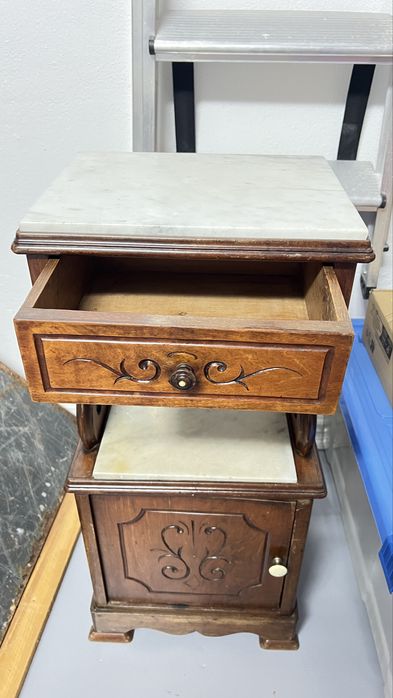 Mesa cabeceira antiga
