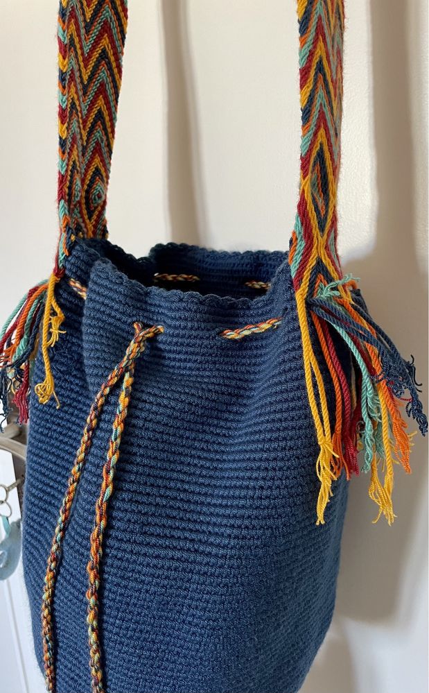 Mala artesanal Wayuu azul escura