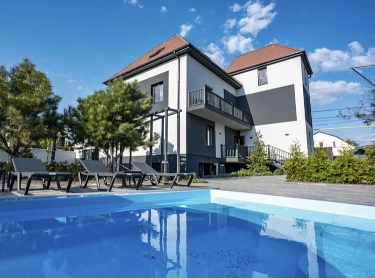 Вілла-Дача 10 Спалень З Банкетним Залом, Сауной та Басейном