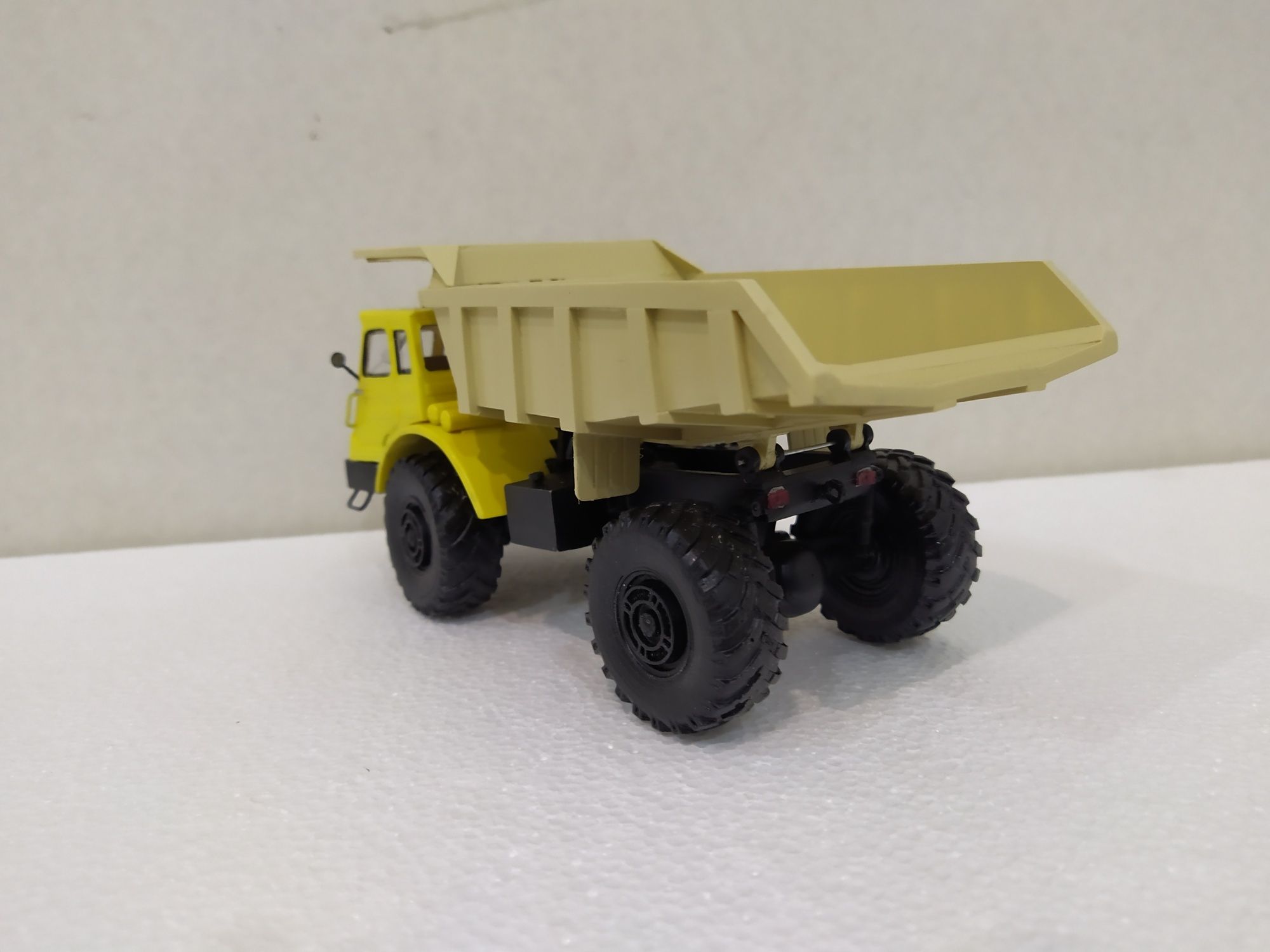 МоАЗ-522 карьерный самосвал . Масштаб 1 /43 .