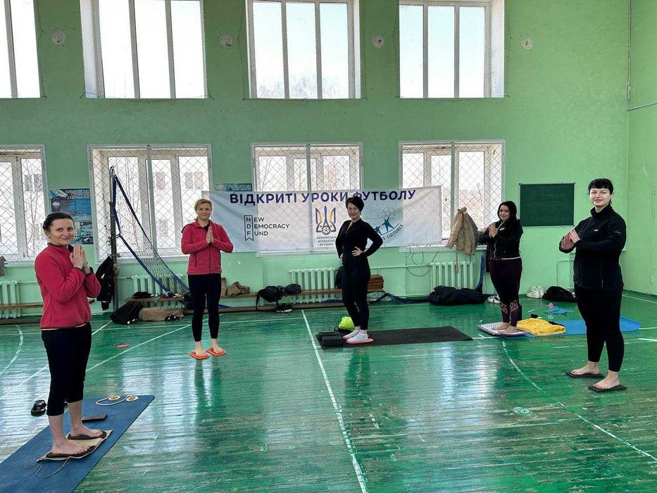 Практика йоги, цвяхостояння, гра Ліла