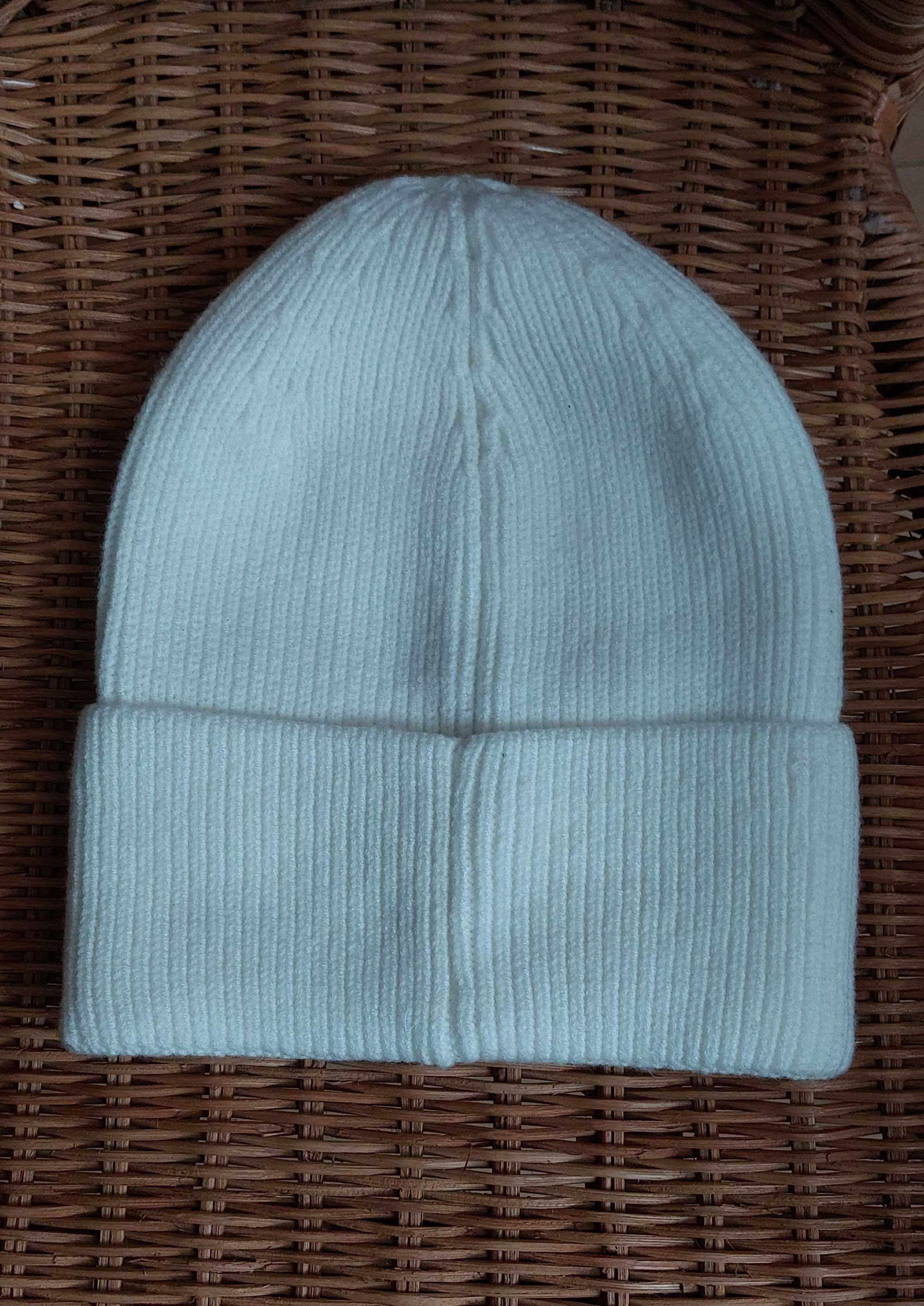 Gorro Prada branco.