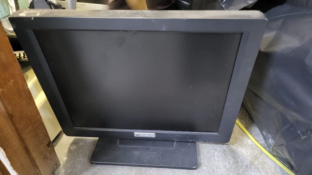 Monitores 19” a funcionar