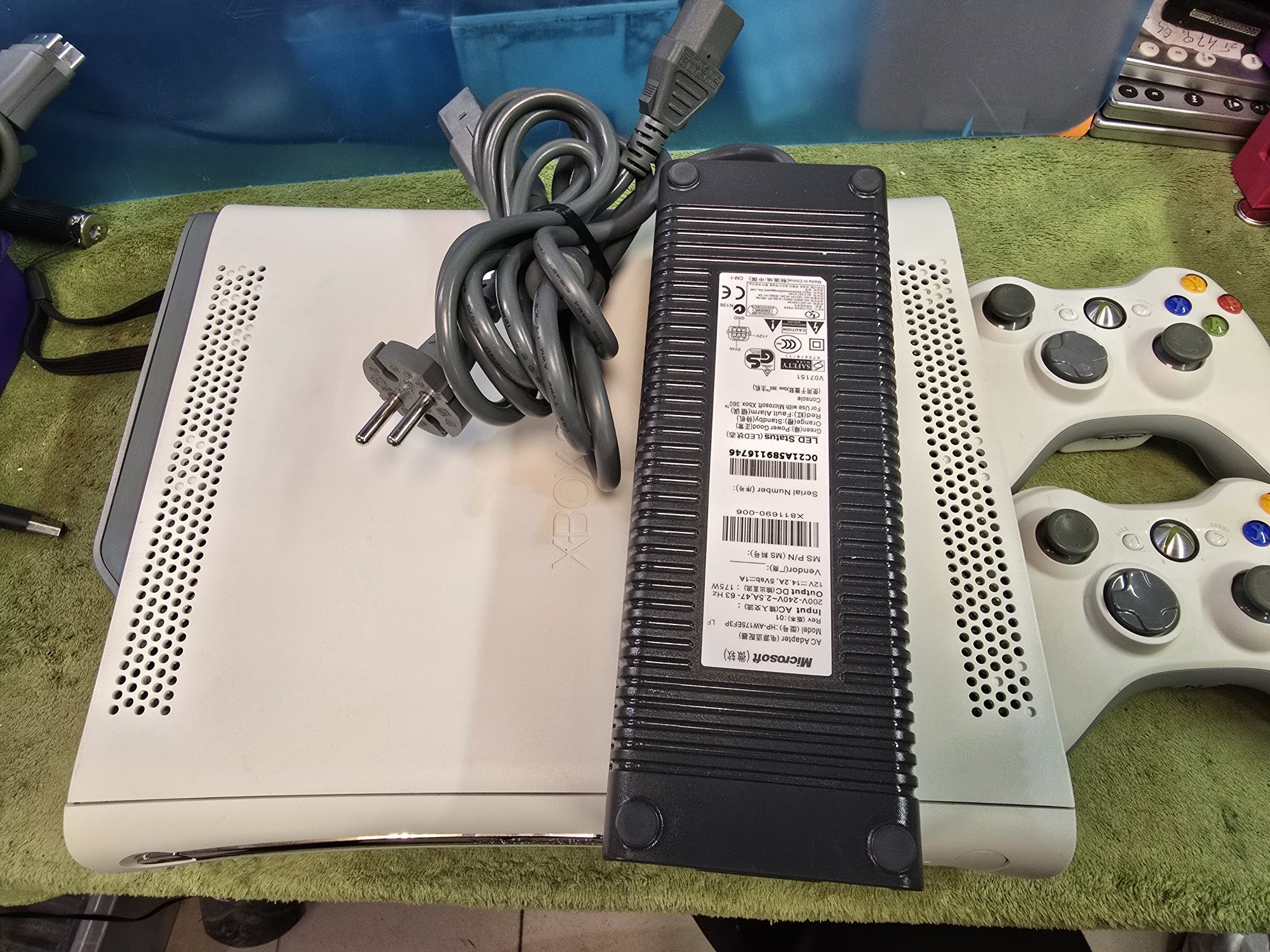 XBOX 360 konsola + 2 pady.